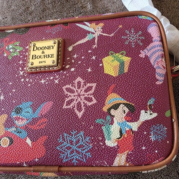 Disney Dooney & Bourke 2023 Christmas Holiday Camera Crossbody Bag NWT Rare - Picture 2 of 16